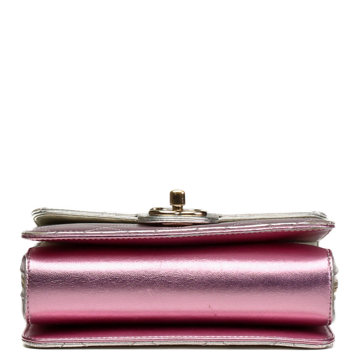 Piel de corderos metálico de Chanel como una billetera Crossbody- Pink Outlet Venta final