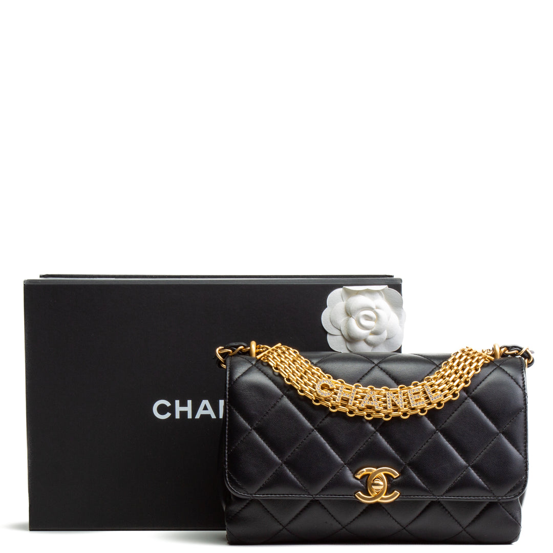 Bolsa de colgajo mediano de la cadena de logotipo de cristal de Chanel CC - negro