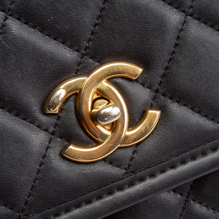 Bolso de colgajo de mensajero de Chanel - negro