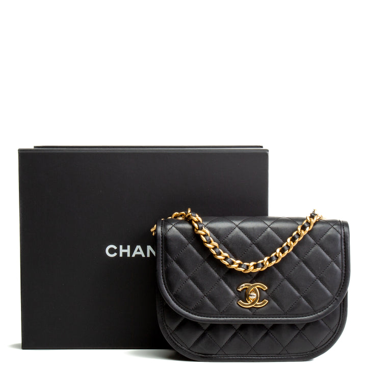 Bolso de colgajo de mensajero de Chanel - negro