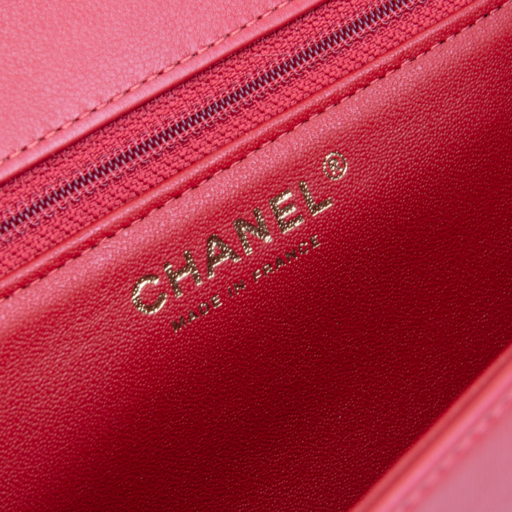 Bolsa de colgajo de mango superior de Chanel en la ciudad - rojo