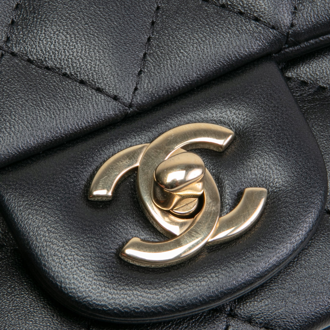 Bolsa de colgajo cuadrado de Chanel - Negro