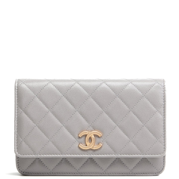 Billetera acolchada de chanel en la cadena - gris