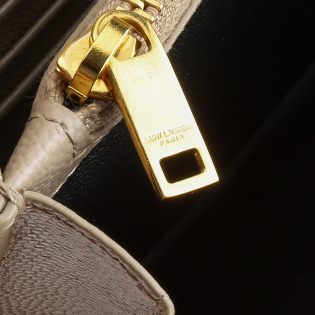 Saint Laurent Cassandre Sobre Chain Billet - Beige oscuro